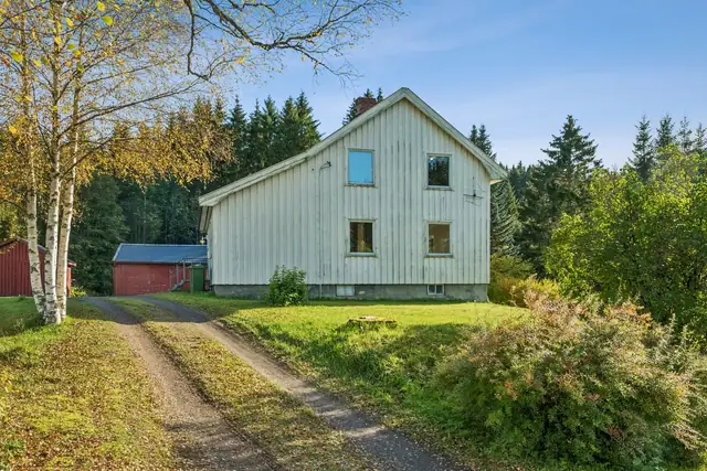 Boligen strekker seg over 3 etasjer med kjeller. Lav himlingshøyde på under 1,9m i kjeller.