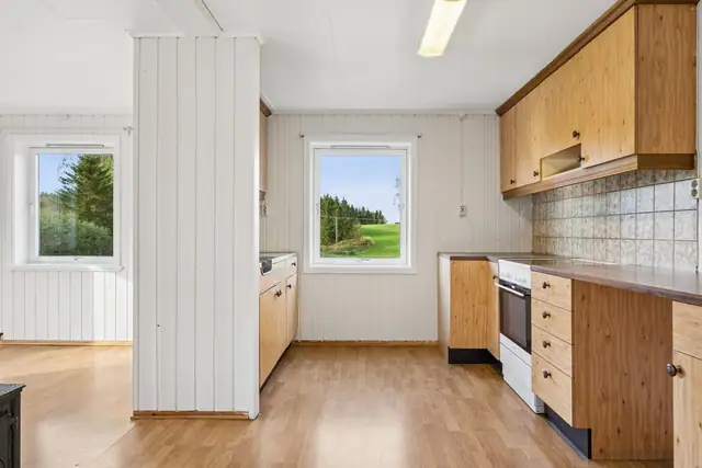 Kjøkken på 10m².  Komfyr og kjøleskap medfølger handelen.