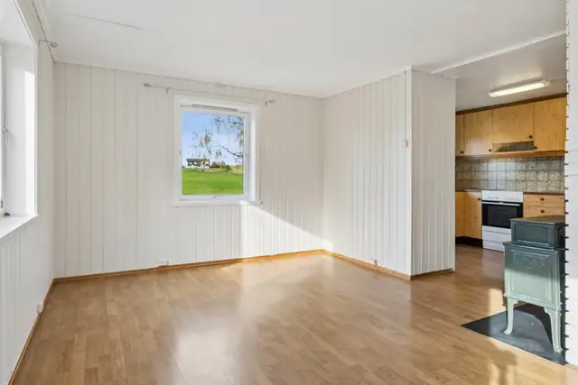 Boligen har en fin planløsning med naturlig inndeling av stue, spisestue og kjøkken.