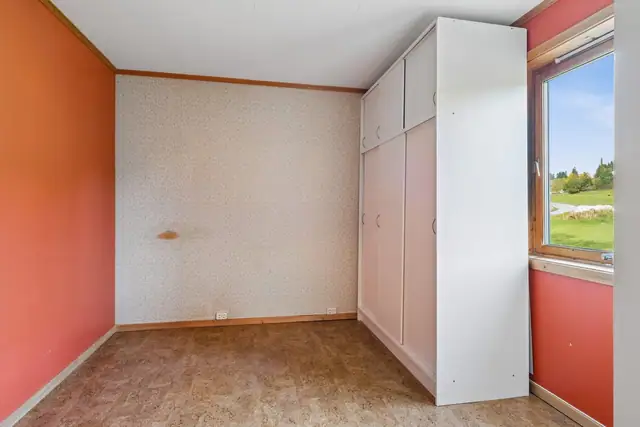 Boligen består av 4 soverom, ett i 1.etasje og tre i 2.etasje.