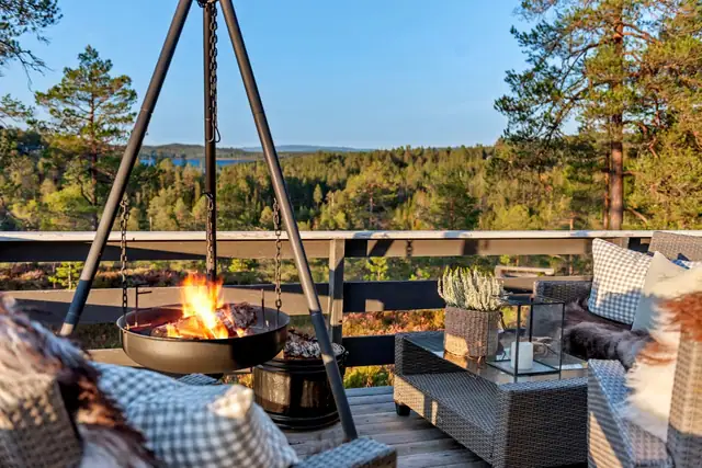 Veranda med sol fra tidlig formiddag til kveld.