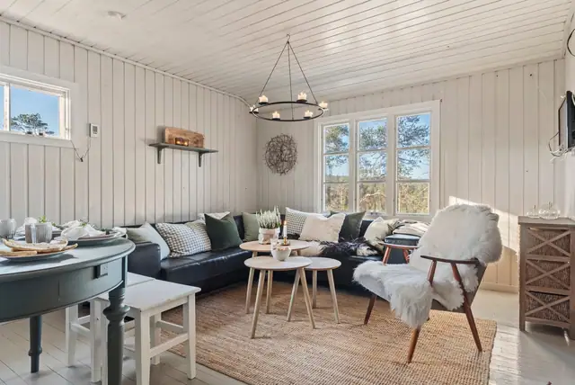 Moderne og fint innredet stue med plass for sofagruppe og spisegruppe.