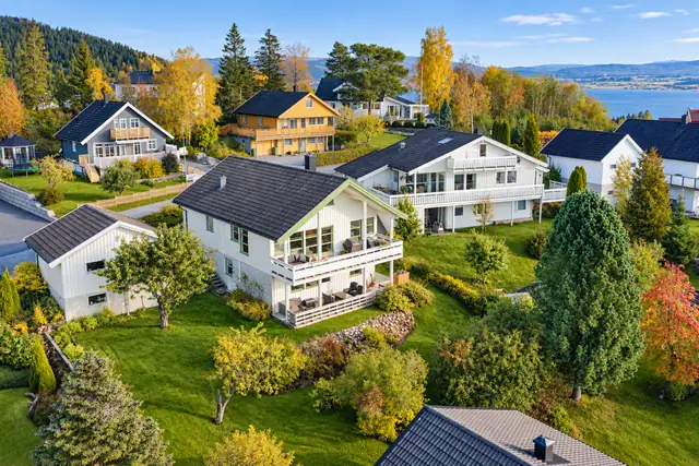 Enebolig på 212 m² BRA, med flere soverom, gode oppholdsrom, to kjøkken og to bad. Nyoppusset sokkelen med attraktiv utleiemulighet med ca. kr 12.000,- i leieinntekter pr mnd. Garasje med sokkel