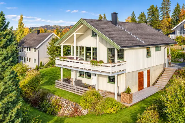 Skrånet tomt med egen inngang i sokkel, (ikke byggemeldt)