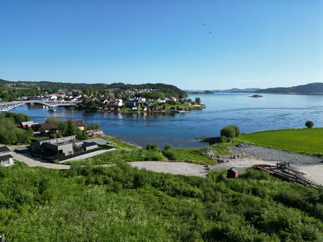 Glimrende beliggenhet, med nydelig utsikt mot Straumen. Perfekt utgangspunkt for late sommerdager og gangavstand til sentrum.