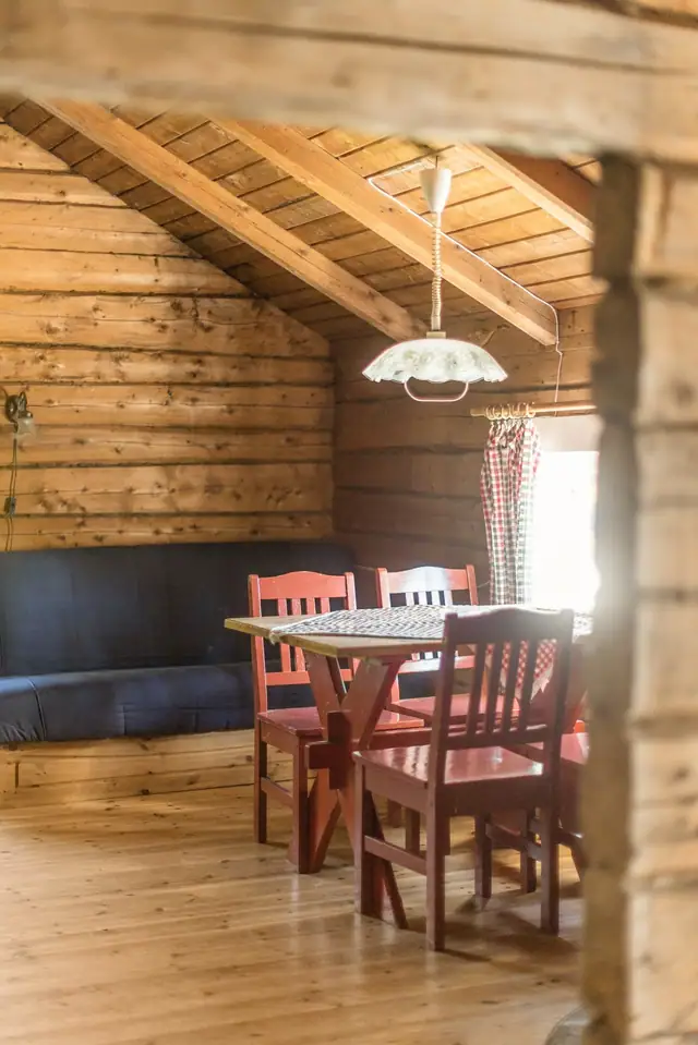 Hytta har innlagt strøm og består av et stort tilbygd vindfang, stue, kjøkken, soverom og toalettrom (utedo).