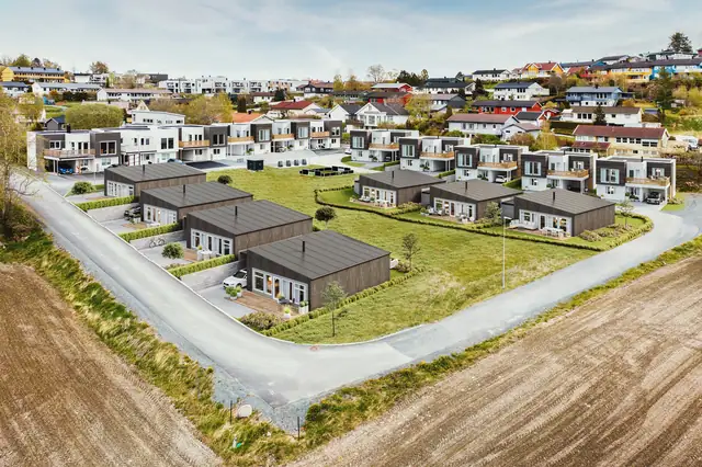 Her kommer 4 stk 1 etasjes eneboliger. Enkel adkomst, carport og sportsbod. Kort gange til sentrum og sykehuset Levanger