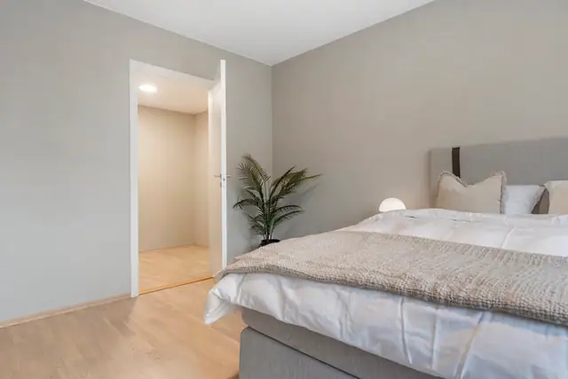 Fra hovedsoverom har man adkomst til bod, som også kan benyttes som walk-in-closet.