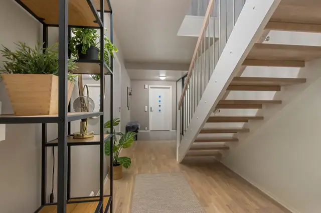 Gangen er etter bildetaking oppmalt i grått og skyvedørsgarderobe er fjernet
