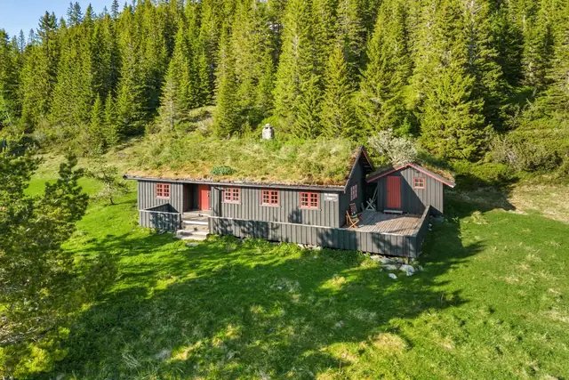 Koselig & innholdsrik hytte med fantastisk beliggenhet. Svært gode sol- & utsiktsforhold. Enkel adkomst. Uthus