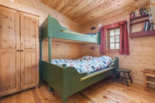 Romslig soverom med plass for garderobe.