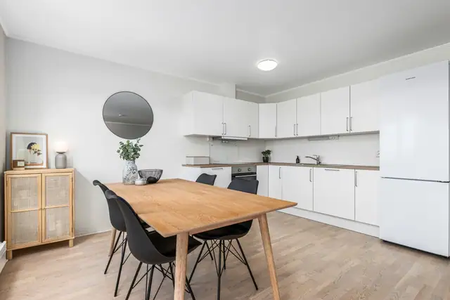 Stue med god plass til spiseplass på kjøkken