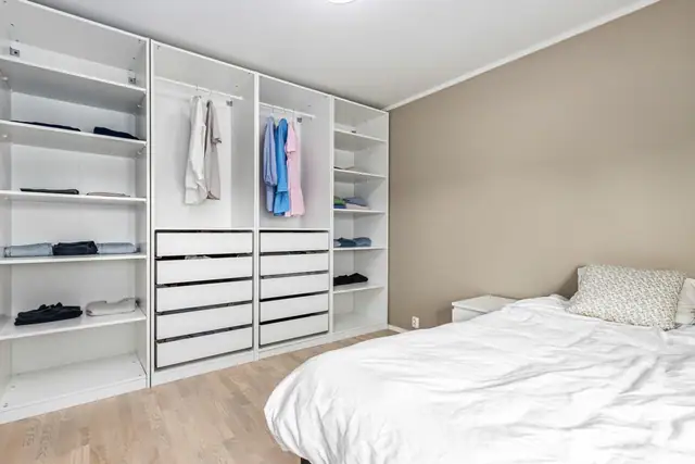 Soverom med garderobe
