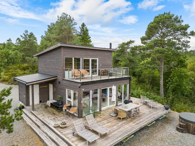 Moderne og innholdsrik fritidsbolig (2018) med utsikt mot fjorden.
