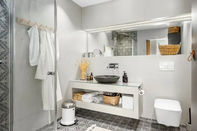 Lekkert bad med gulvvarme og downlights