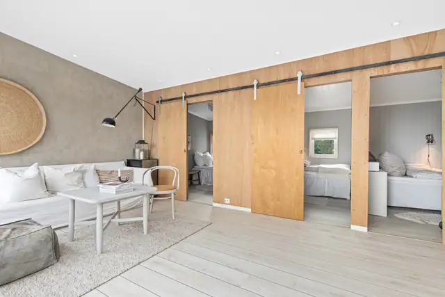 Plassbesparende skyvedører inn til soverom fra loftstue.