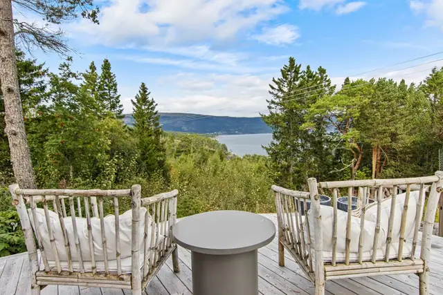 Stor terrasse i 1.etg. med god plass til flere soner for utehygge