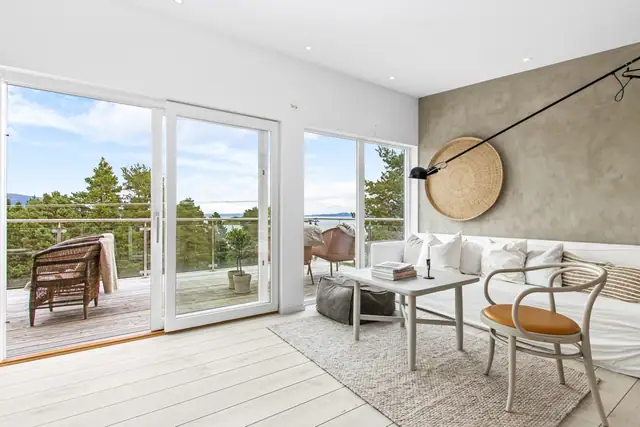 Lekker loftstue med utgang til terrasse med fantastiske sol- og utsiktsforhold
