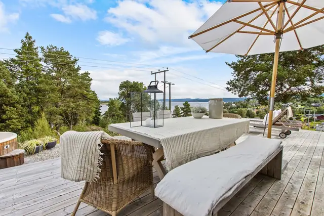 Fin utsikt fra spiseplss på terrassen. Hytta rommer også 2 stuer.