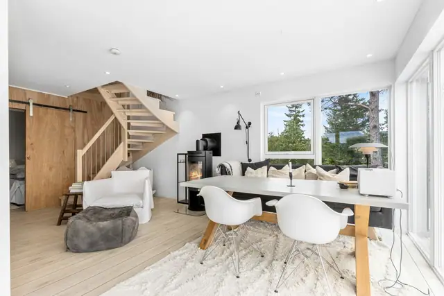Hytta er fra 2018 og har gjennomgående moderne stil og gode materialvalg.