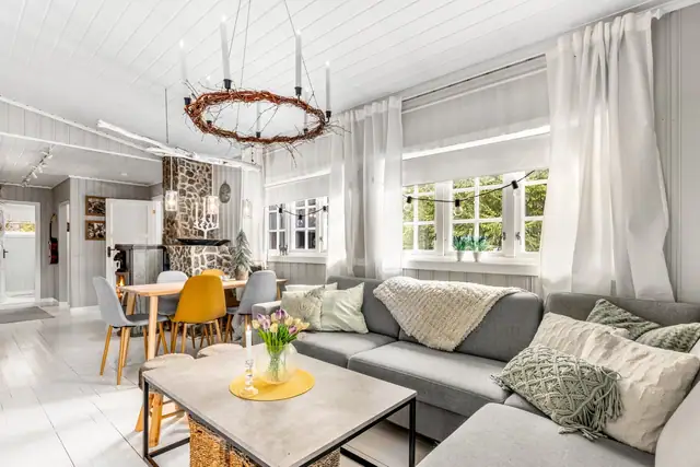 God plass til både sofaguppe og spisestue