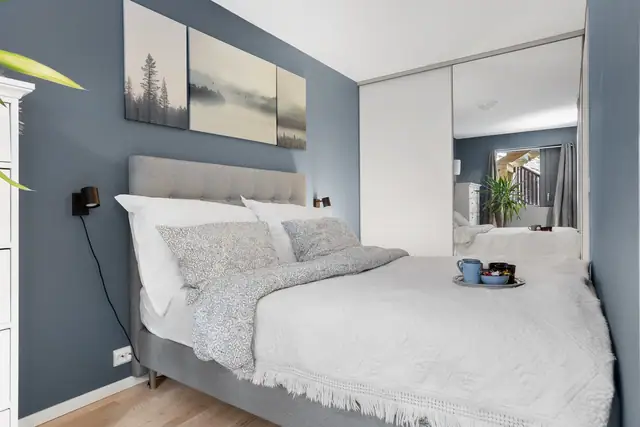 Praktisk skyvedørsgarderobe i full høyde.