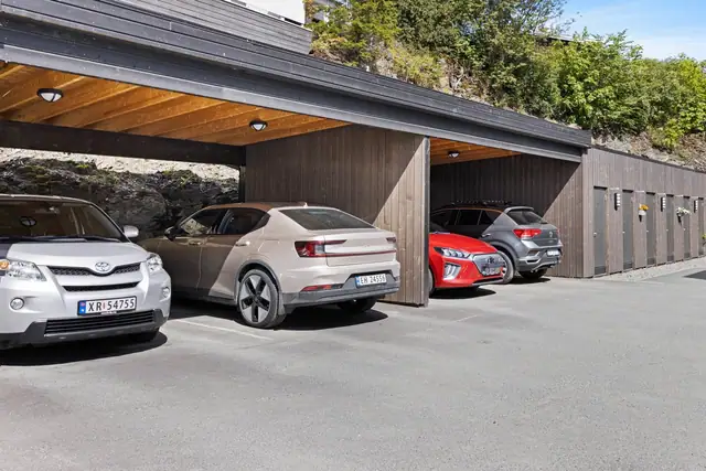 Carport med lader og utvendig bod med lys og strøm rett overfor inngangsparti. Ca 5 m².