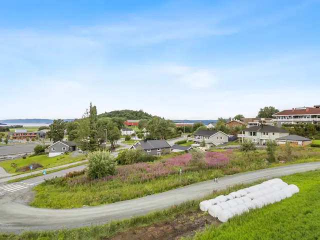 Boligene ligger fint til med kort avstand til flere barnehager, barneskole og Nesseguttbanen.