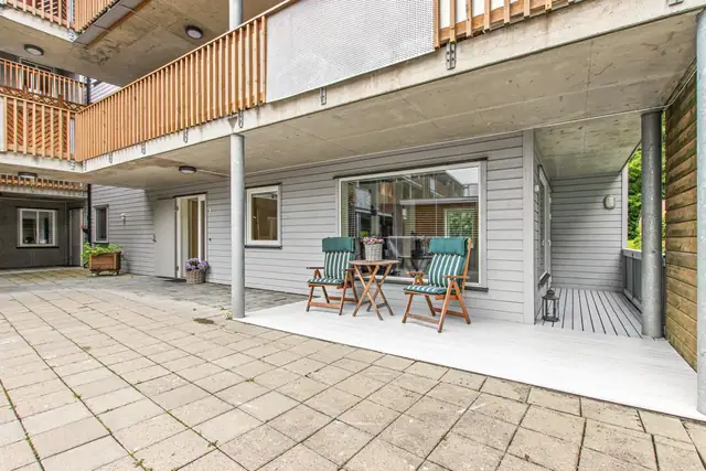 Terrasse på bakkeplan som har gode solforhold i sør.