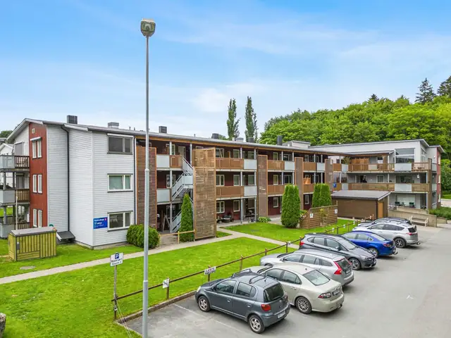 Svært godt med parkering utendørs i tillegg til garasjekjeller.