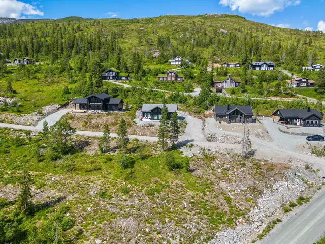 Byggeklar hyttetomt med fantastisk utsikt og solforhold. Ski-in/ski-out.
