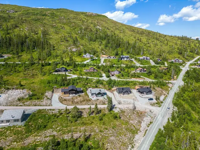 Det er totalt 4 tomter som skal selges, så ta kontakt for å få en gjennomgang.