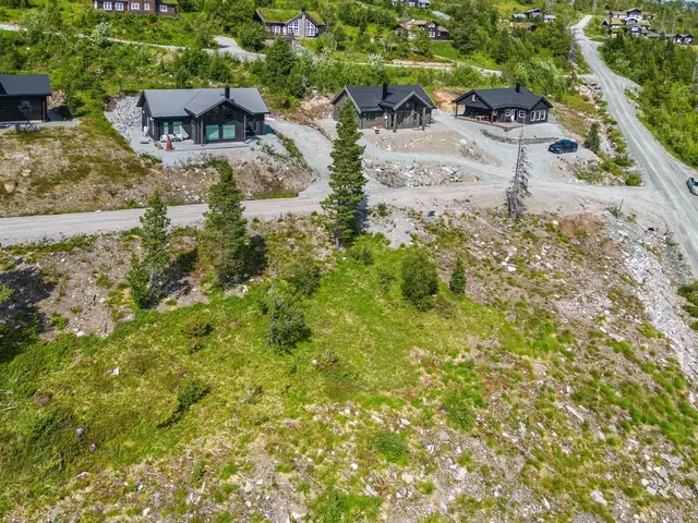 Det er totalt 4 tomter som skal selges, så ta kontakt for å få en gjennomgang.
