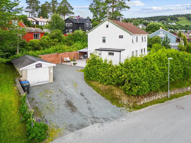 Innholdsrik og innbydende vertikaldelt halvpart av tomannsbolig med sentral beliggenhet | Garasje | 3 soverom