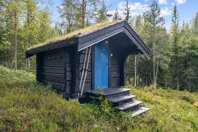 Hytte, tilbygd og betydelig renovert 2006. Badstue, uthus 2008.