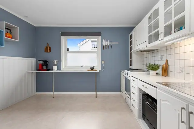 Romslig enebolig over 3 plan. Utvidet garasje med hobbyrom. Stor & sentrumsnær tomt. Bad på loft fra 2020. — bilde 11