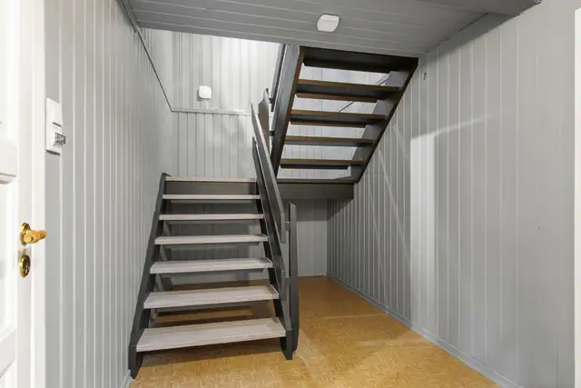 Romslig enebolig over 3 plan. Utvidet garasje med hobbyrom. Stor & sentrumsnær tomt. Bad på loft fra 2020. — bilde 14