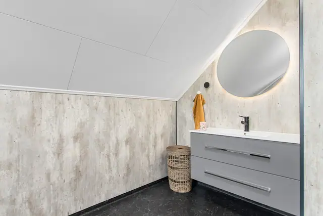 Romslig enebolig over 3 plan. Utvidet garasje med hobbyrom. Stor & sentrumsnær tomt. Bad på loft fra 2020. — bilde 15