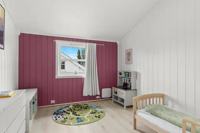 Romslig enebolig over 3 plan. Utvidet garasje med hobbyrom. Stor & sentrumsnær tomt. Bad på loft fra 2020. — bilde 17