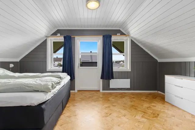 Romslig enebolig over 3 plan. Utvidet garasje med hobbyrom. Stor & sentrumsnær tomt. Bad på loft fra 2020. — bilde 18