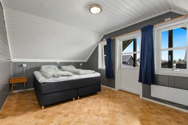 Romslig enebolig over 3 plan. Utvidet garasje med hobbyrom. Stor & sentrumsnær tomt. Bad på loft fra 2020. — bilde 19
