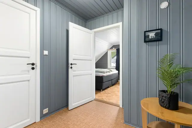 Romslig enebolig over 3 plan. Utvidet garasje med hobbyrom. Stor & sentrumsnær tomt. Bad på loft fra 2020. — bilde 20