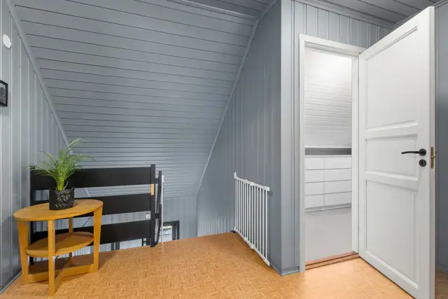 Romslig enebolig over 3 plan. Utvidet garasje med hobbyrom. Stor & sentrumsnær tomt. Bad på loft fra 2020. — bilde 21
