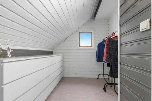 Romslig enebolig over 3 plan. Utvidet garasje med hobbyrom. Stor & sentrumsnær tomt. Bad på loft fra 2020. — bilde 22