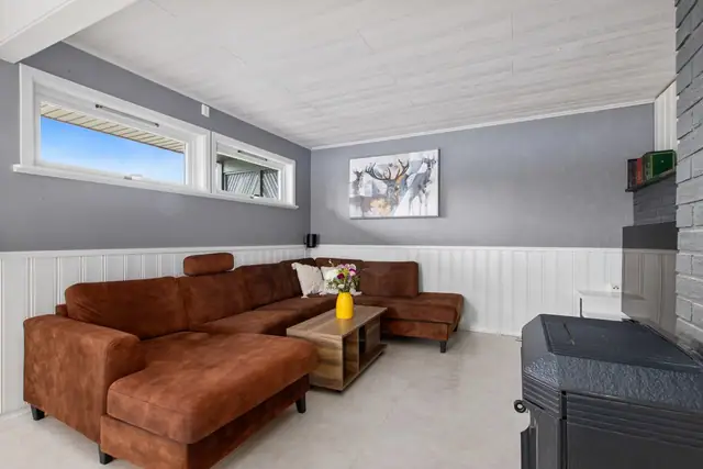 Romslig enebolig over 3 plan. Utvidet garasje med hobbyrom. Stor & sentrumsnær tomt. Bad på loft fra 2020. — bilde 7