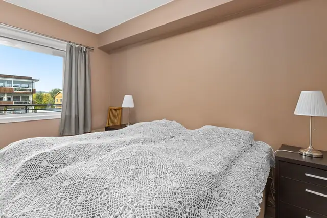 2 soverom med god plass til både seng og garderobe.