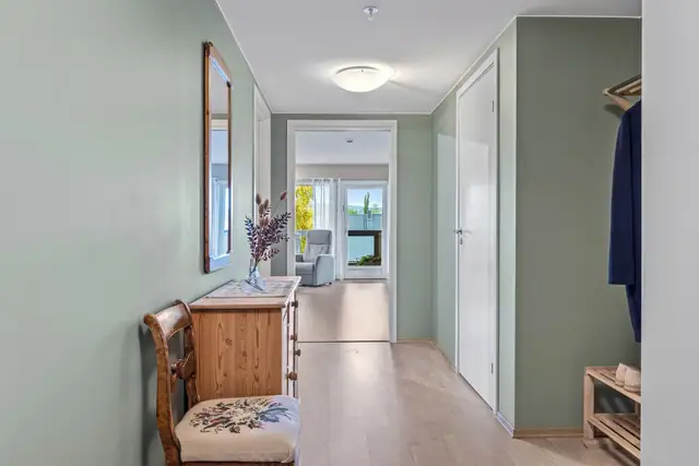 I gangen er det en praktisk nisje tilpasset for garderobe, evt. åpent med plass for oppbevaring av yttertøy og sko.