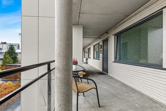 Det er egen bod like utenfor inngangsdøra til leiligheten - forøvrig bred svalgang med plass til utemøbler.