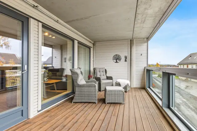 Stor, takoverbygd balkong på 20m² vendt mot sør.