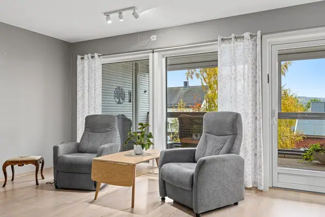 Store vinduer gir godt med naturlig lysinnslipp.